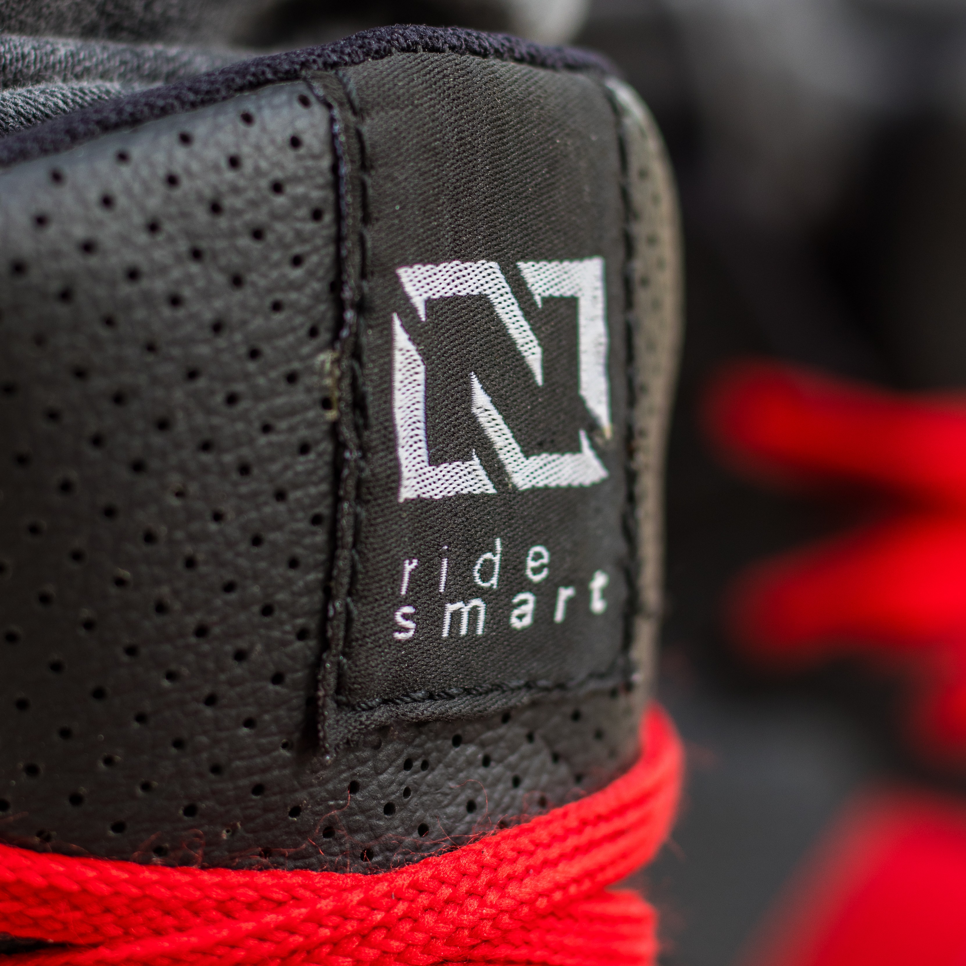 Sneaker NTO Commuter Hombre Negro / Rojo